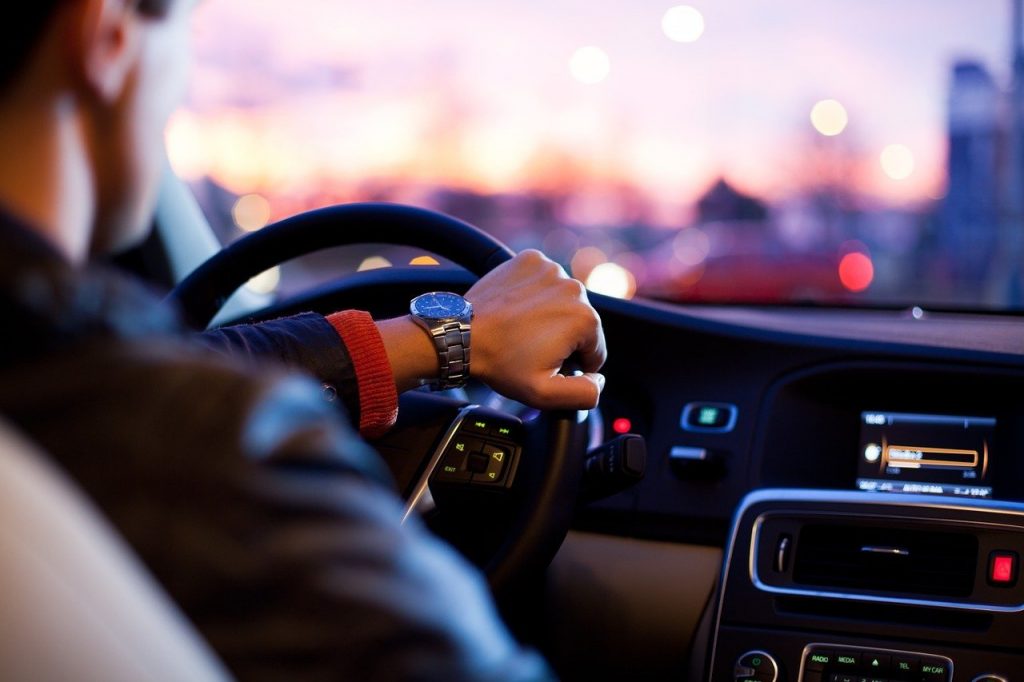 homme au volant voiture