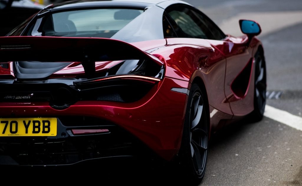Une McLaren en voiture de fonction dans une grande startup