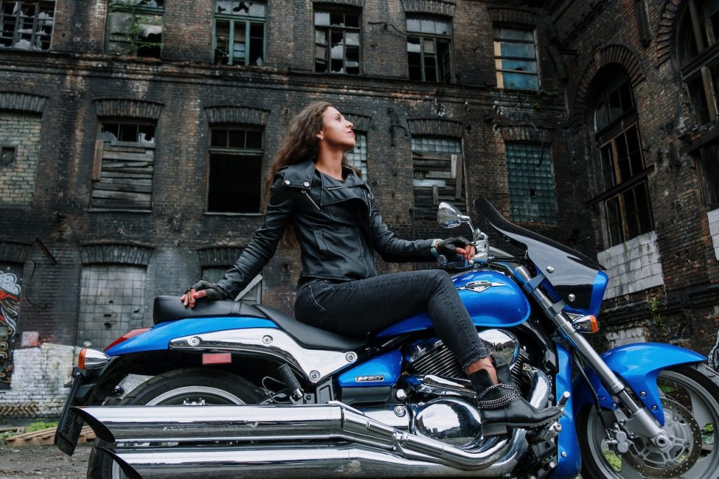 Femme en blouson assise sur une moto