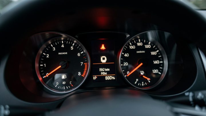 Gros plan réaliste du tableau de bord de voiture avec le voyant moteur allumé, ambiance de diagnostic automobile.