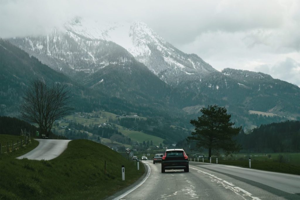Voiture roulant sur une route de montagne en Slovénie, au cœur des Alpes juliennes.